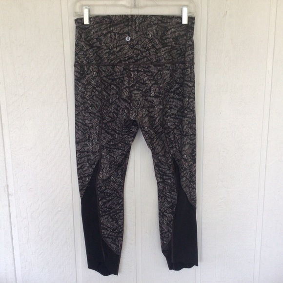 LULULEMON WUNDER UNDER HIGH RISE 23” SCALLOP HEM CROPS 23” ORIGAMI LACE BLACK. - Picture 8 of 16